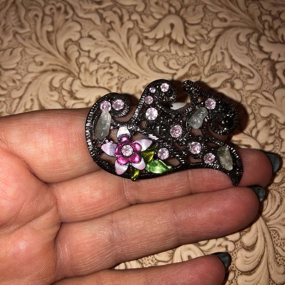 Beautiful Costume Jewelry Ring - Picture 2 of 3